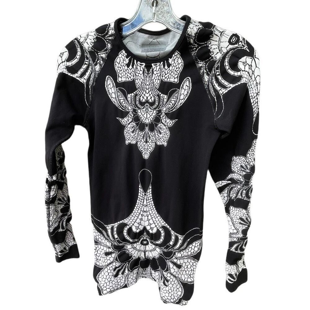 Athleta size M form fitting Momentum top. Nylon, poly,spandex.